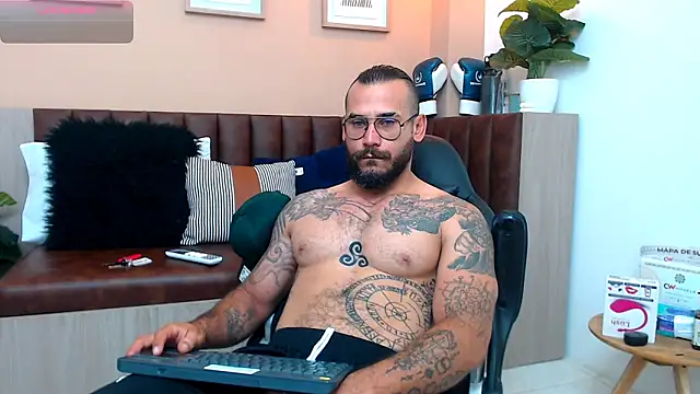 Snapshot of hanz_col chatting on March 13, 11:08 am hanz col online show from March 13, 11:08 am