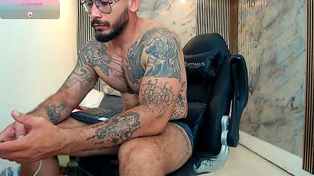 Snapshot of hanz_col chatting on February 1, 12:29 am hanz col online show from February 1, 12:29 am