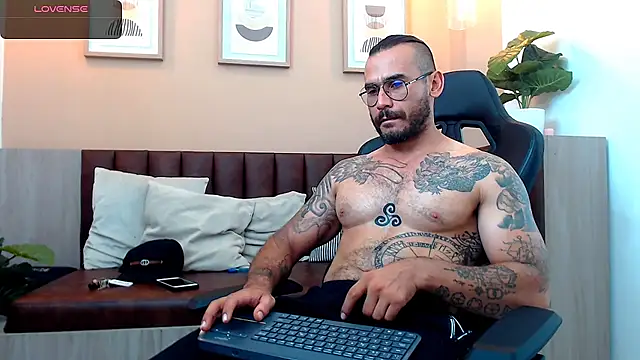 Snapshot of hanz_col chatting on December 9, 11:41 pm hanz col online show from December 9, 11:41 pm