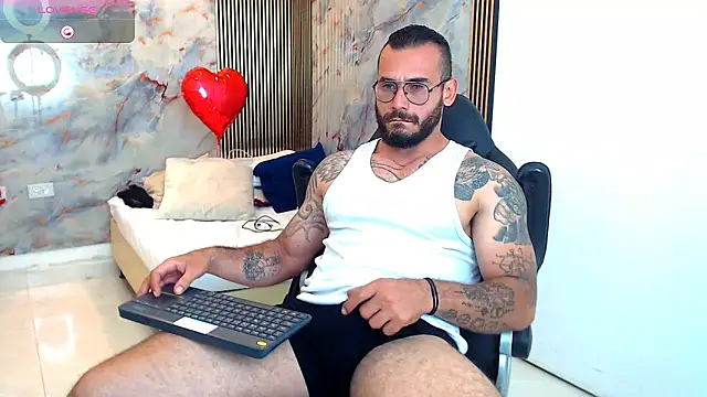 Snapshot of hanz_col chatting on February 12, 8:18 pm hanz col online show from February 12, 8:18 pm