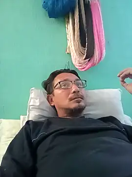 Andresguz35 online show from February 2, 5:32 pm