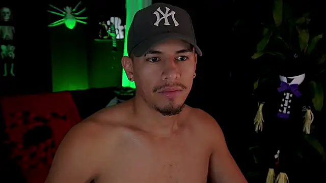 Snapshot of Aaronfox_x chatting on October 20, 1:04 pm Aaronfox x online show from October 20, 1:04 pm