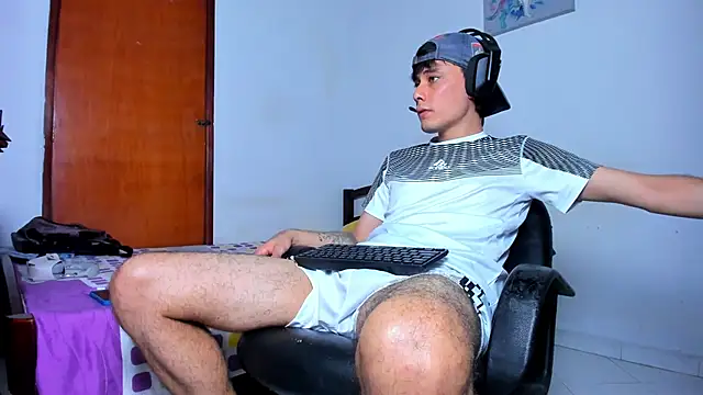 Snapshot of Huge_latin_cock chatting on January 21, 9:15 pm Huge latin cock online show from January 21, 9:15 pm
