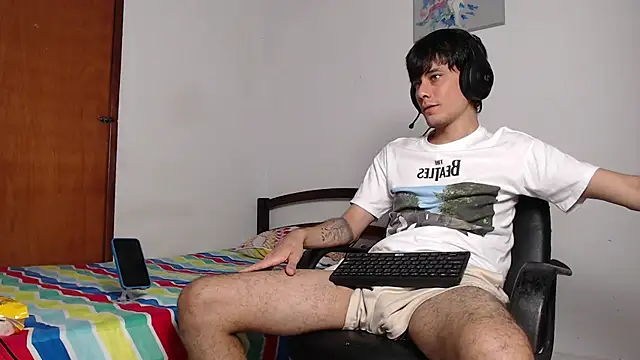 Snapshot of Huge_latin_cock chatting on December 17, 10:11 pm Huge latin cock online show from December 17, 10:11 pm