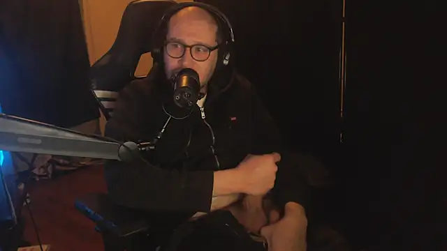 chicostick413 online show from December 3, 10:05 pm