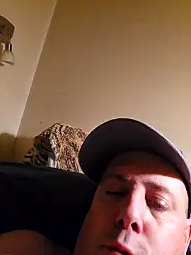 Snapshot of HeteroHotGuy1 chatting on December 4, 12:08 am HeteroHotGuy1 online show from December 4, 12:08 am