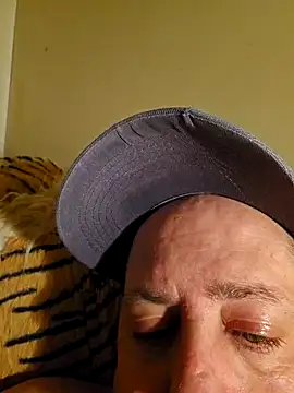 Snapshot of HeteroHotGuy1 chatting on February 16, 12:11 am HeteroHotGuy1 online show from February 16, 12:11 am