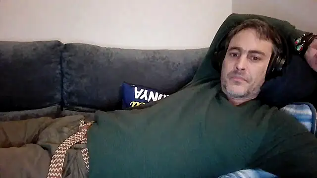 Snapshot of basquehotboy chatting on December 11, 10:06 pm basquehotboy online show from December 11, 10:06 pm