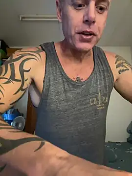 luv2masterb8247 online show from December 16, 4:23 am