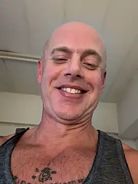 luv2masterb8247 online show from February 13, 12:35 am