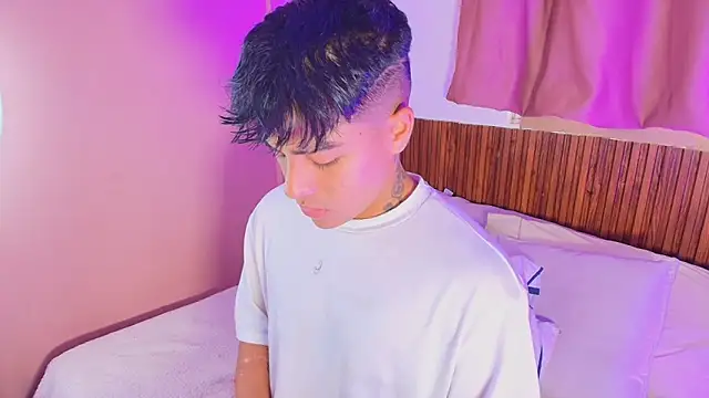 kiing azahell online show from March 9, 9:42 pm