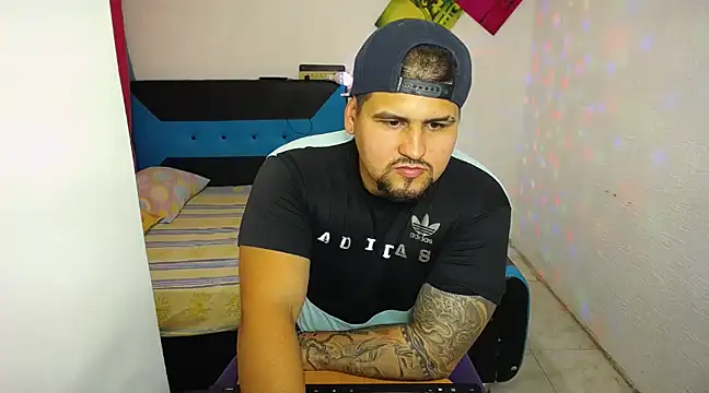 Snapshot of pitbullveryhot chatting on March 19, 4:47 am pitbullveryhot online show from March 19, 4:47 am