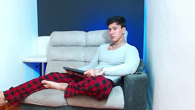 JUSTIN FULLER1 online show from April 12, 12:36 am