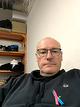 Snapshot of bogland33 chatting on October 7, 3:27 pm bogland33 online show from October 7, 3:27 pm