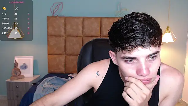 Snapshot of AlejooTwink chatting on December 21, 7:49 pm AlejooTwink online show from December 21, 7:49 pm