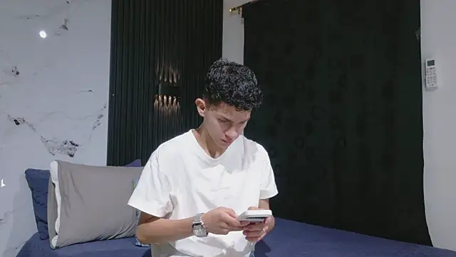 Noah tyler  online show from May 24, 12:05 am