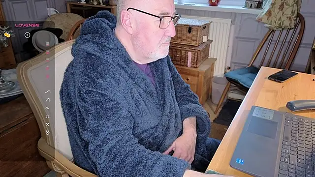 Adamdaddybear online show from November 27, 8:18 am
