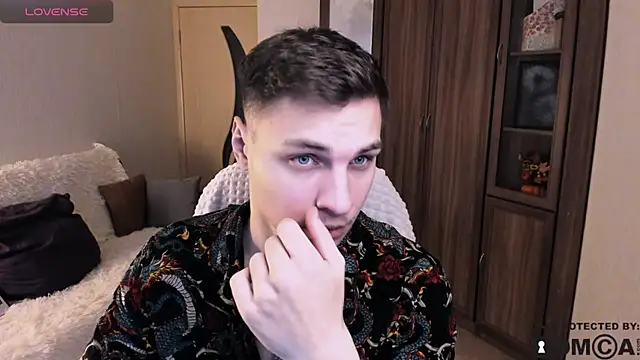 Snapshot of handsome_guy01 chatting on October 23, 7:01 am handsome guy01 online show from October 23, 7:01 am
