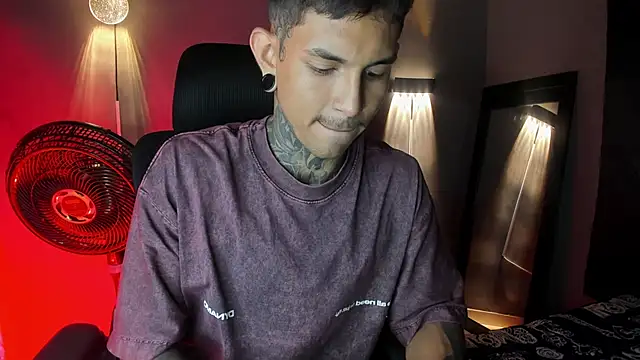 Travistanner 28 online show from April 5, 7:27 am