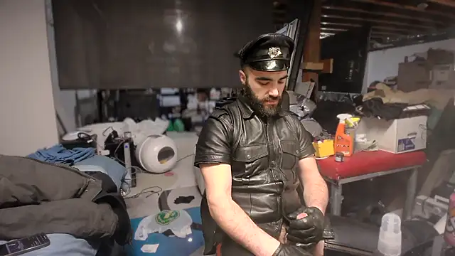 leatherpupmtl online show from December 16, 9:52 pm