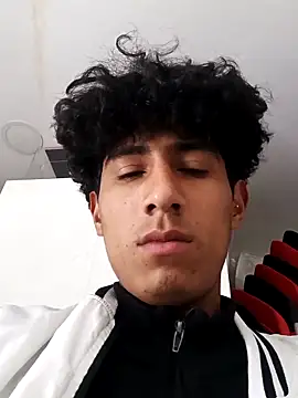 Snapshot of alexander32r chatting on September 11, 3:55 pm alexander32r online show from September 11, 3:55 pm