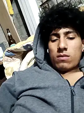 Snapshot of alexander32r chatting on October 25, 3:08 am alexander32r online show from October 25, 3:08 am