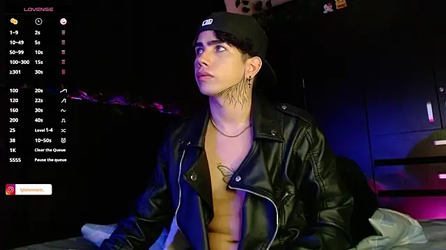 LyleBennett  online show from December 16, 10:29 am