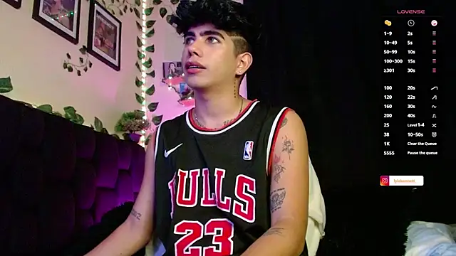 LyleBennett  online show from February 14, 10:28 am