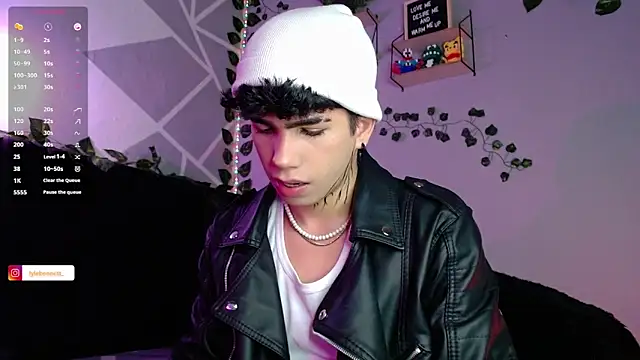 LyleBennett  online show from December 2, 10:38 am