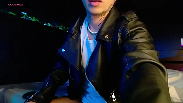 LyleBennett  online show from December 18, 10:40 am