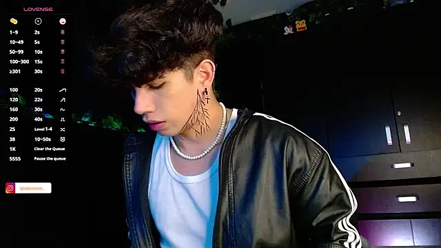 LyleBennett  online show from December 19, 11:50 am