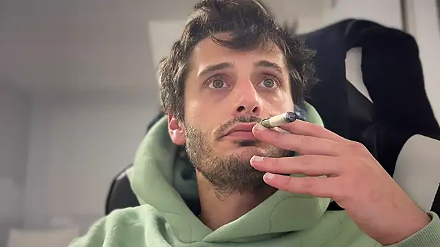 Snapshot of Dylansd chatting on December 13, 8:54 am Dylansd online show from December 13, 8:54 am