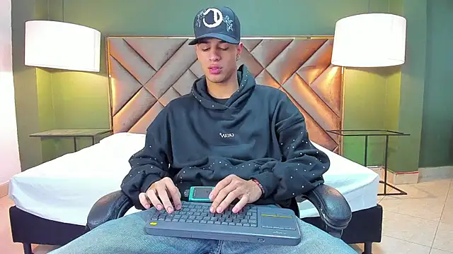 Tyler Rodriguez online show from October 23, 10:02 pm