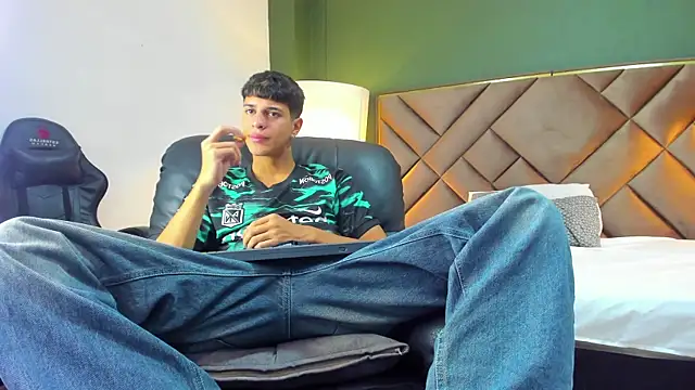 Tyler Rodriguez online show from October 31, 2:02 am