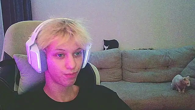 Snapshot of Ostin_meow chatting on December 22, 5:53 pm Ostin meow online show from December 22, 5:53 pm