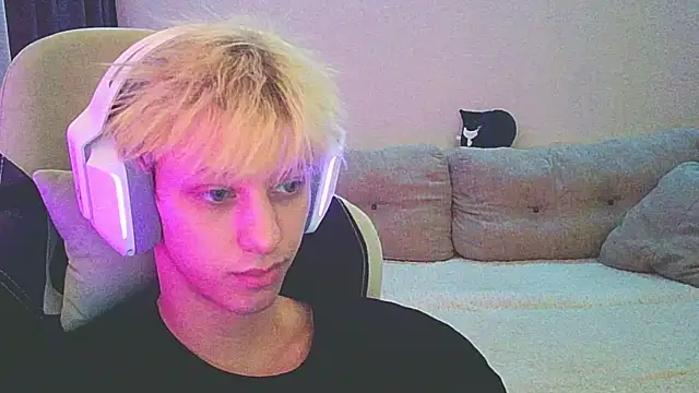 Snapshot of Ostin_meow chatting on December 24, 3:05 pm Ostin meow online show from December 24, 3:05 pm