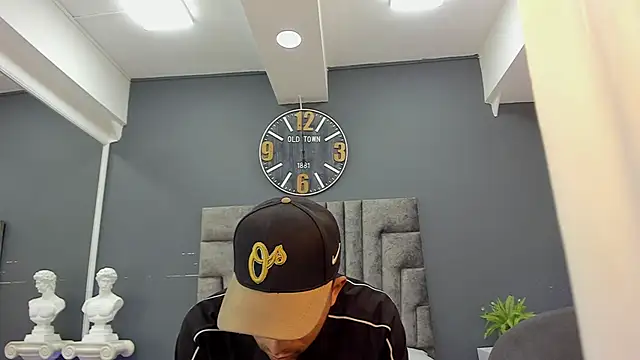 Robin Rief online show from April 16, 8:09 pm