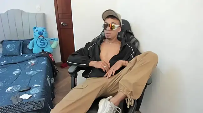 Snapshot of twink_latino5 chatting on January 5, 3:32 am twink latino5 online show from January 5, 3:32 am