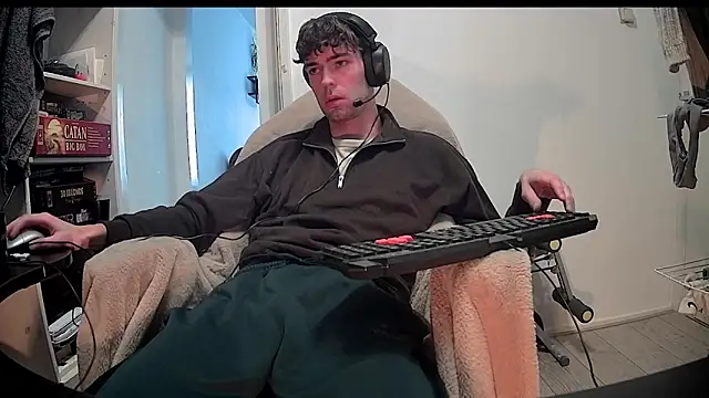 Snapshot of onesieboyx chatting on January 31, 10:20 am onesieboyx online show from January 31, 10:20 am