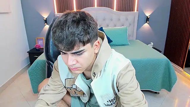 Tommy18   online show from February 17, 3:38 am