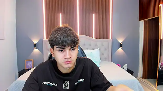 Snapshot of Tommy18__ chatting on October 23, 3:43 am Tommy18 online show from October 23, 3:43 am