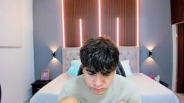 Snapshot of Tommy18__ chatting on October 22, 3:32 am Tommy18 online show from October 22, 3:32 am