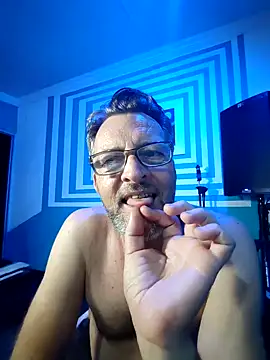 itsmeyes69 online show from February 8, 9:15 pm