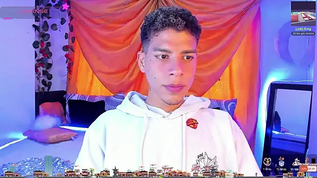 Snapshot of Ethan_Boyy chatting on October 21, 8:45 pm Ethan Boyy online show from October 21, 8:45 pm
