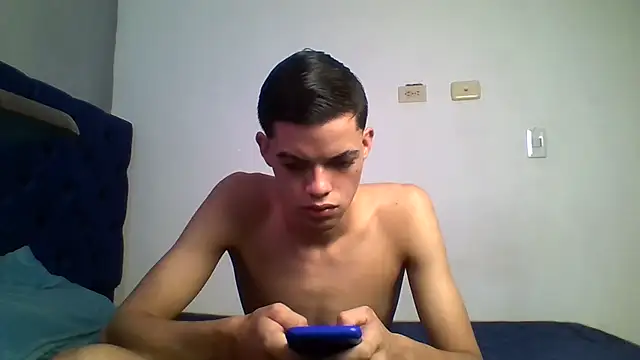 Latinos 2001 online show from July 8, 1:37 pm