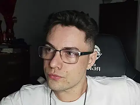 Snapshot of Dyllan__ chatting on October 21, 1:52 am Dyllan online show from October 21, 1:52 am
