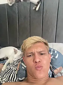 izan 20 online show from February 16, 6:28 pm