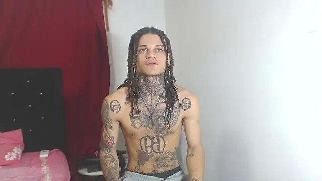 Snapshot of hot_man05 chatting on March 16, 8:32 am hot man05 online show from March 16, 8:32 am
