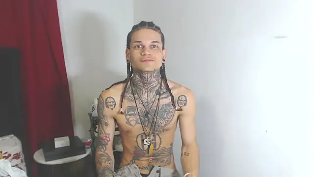 Snapshot of hot_man05 chatting on February 27, 3:47 am hot man05 online show from February 27, 3:47 am
