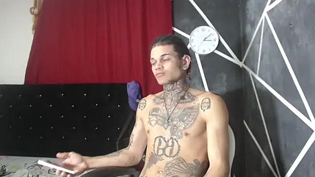 Snapshot of hot_man05 chatting on October 11, 11:53 pm hot man05 online show from October 11, 11:53 pm